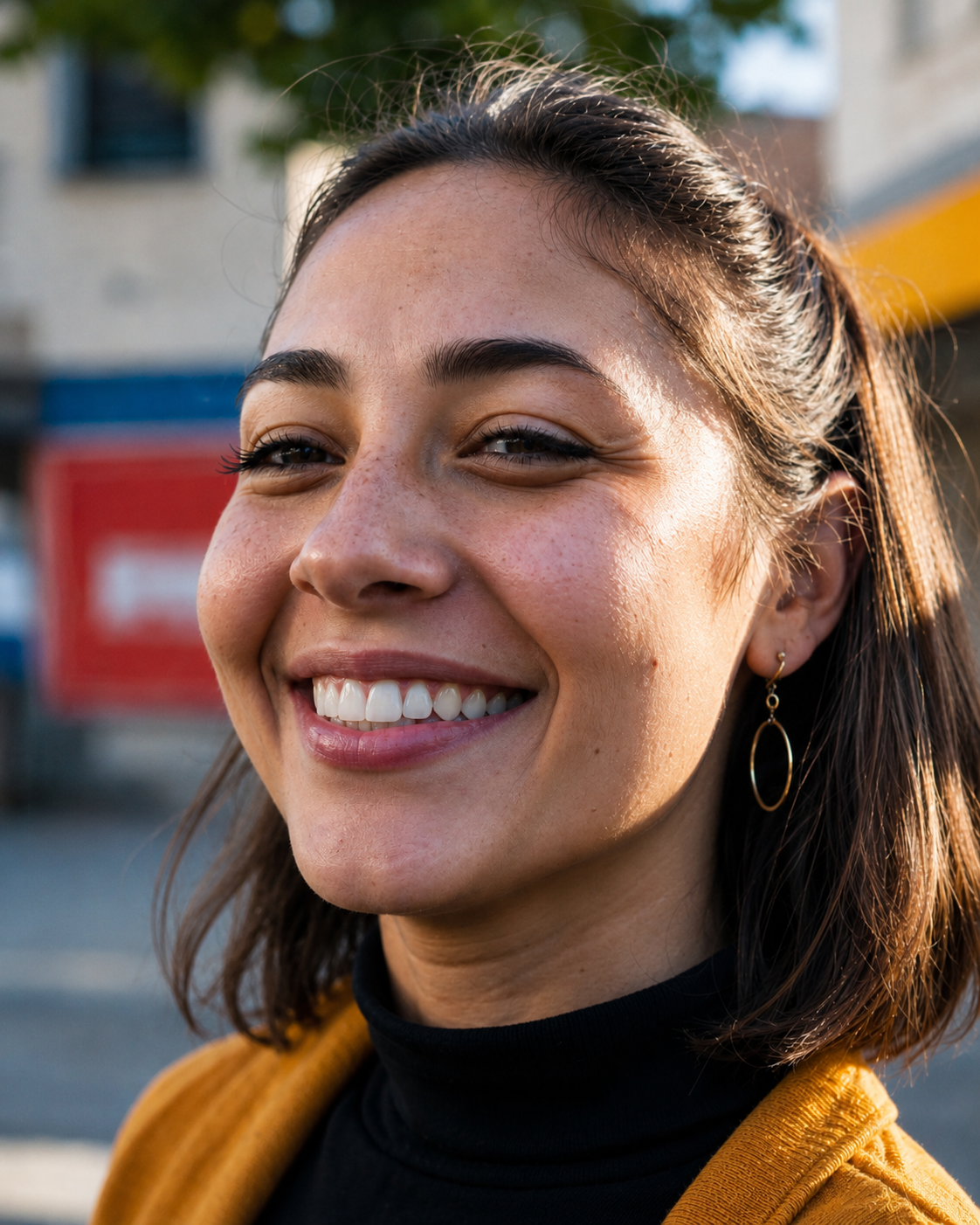 Mujer sonriendo con confianza al aire libre